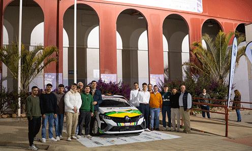 El piloto Francisco Puertas, arropado por Níjar