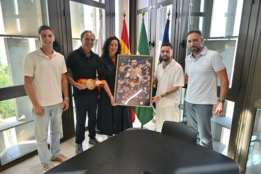 El púgil ‘El Gallo’ lleva a alcaldía su cinturón de Campeón de España